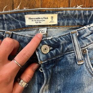 Abercrombie Curve Love 90’s Relaxed High Rise Jeans